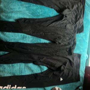 2 pairs of black leggings and 1 pair of black capris!🖤